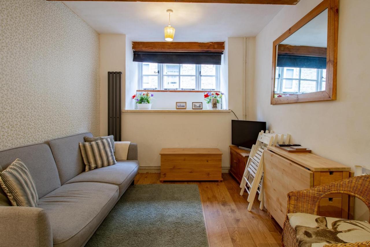 The Shoe Box Cottage With Allocated Parking 马姆斯伯里 外观 照片